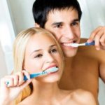 Как правильно чистить зубы – видео об использовании различных приспособлений