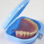 Какие функции выполняет контейнер для зубных протезов