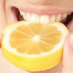 Отбеливание зубов с помощью лимона и других компонентов