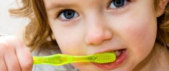 Приучайте ребенка чистить молочные зубки