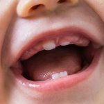 Прорезание зубов у ребенка