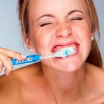Удобно ли использовать зубной порошок для отбеливания